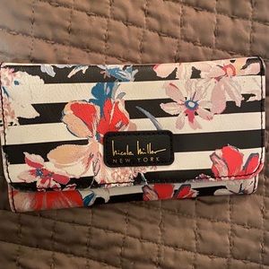 Nicole Miller • Floral Waller